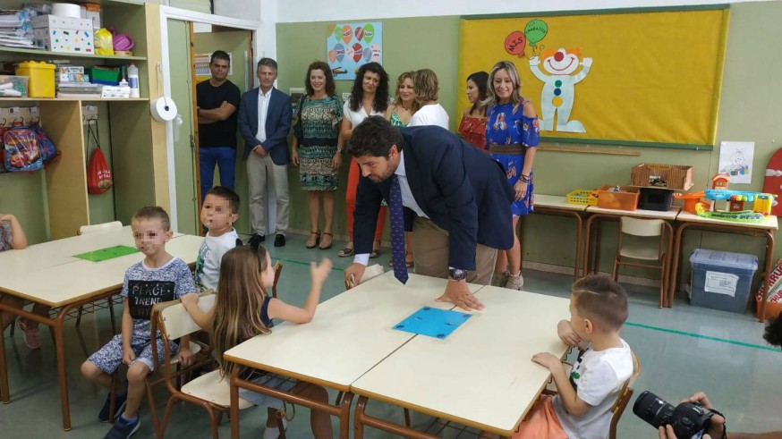 López Miras habla con alumnos del colegio Vicente Medina