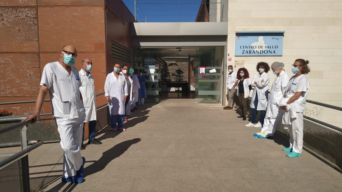 Concentración de sanitarios frente al Centro de Salud de Zarandona