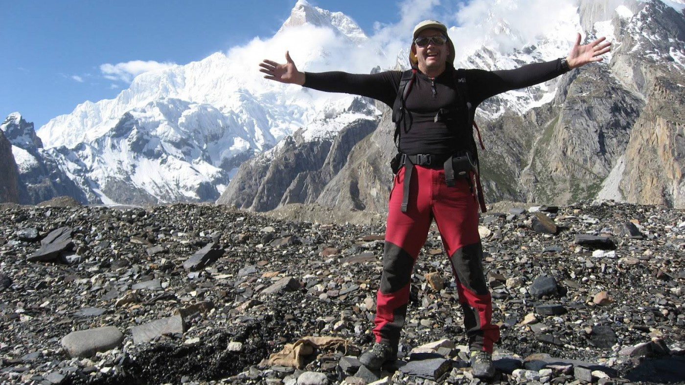 Carlos Garranzo con el Masherbrum al fondo. CARLOS GARRANZO