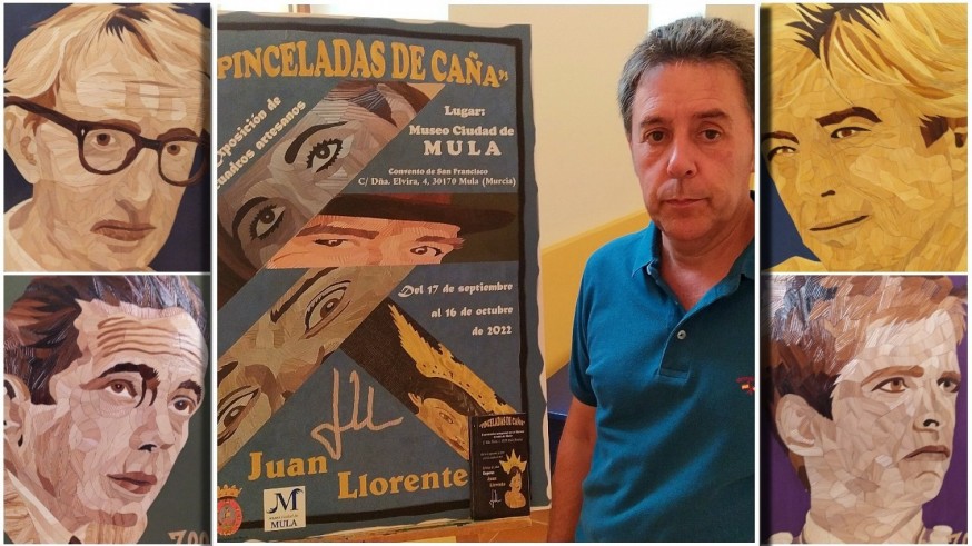 Juan Llorente con el cartel y algunos cuadros de su exposición 'Pinceladas de cañas'