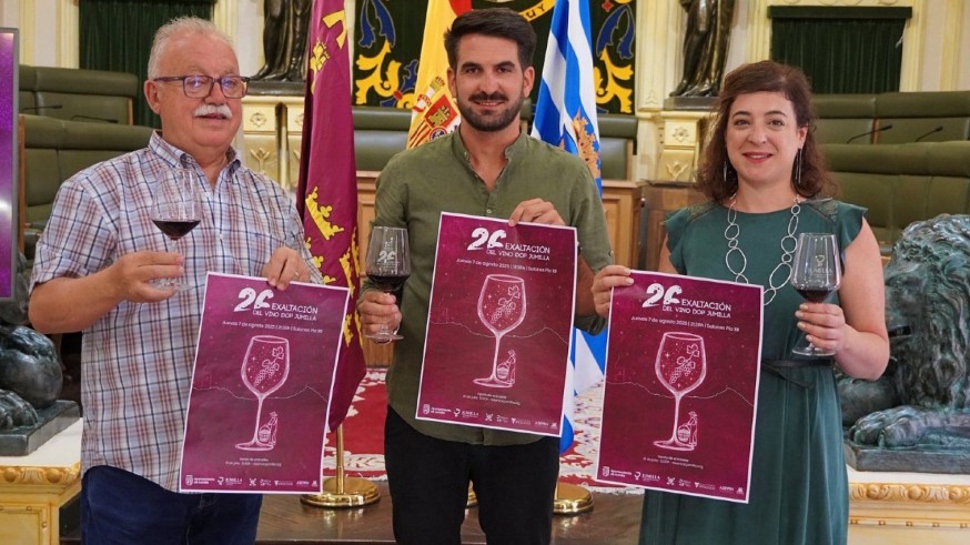 Patricia Jiménez habla de la 26ª Exaltación del Vino de Jumilla con el concejal de Agricultura Antonio Pérez