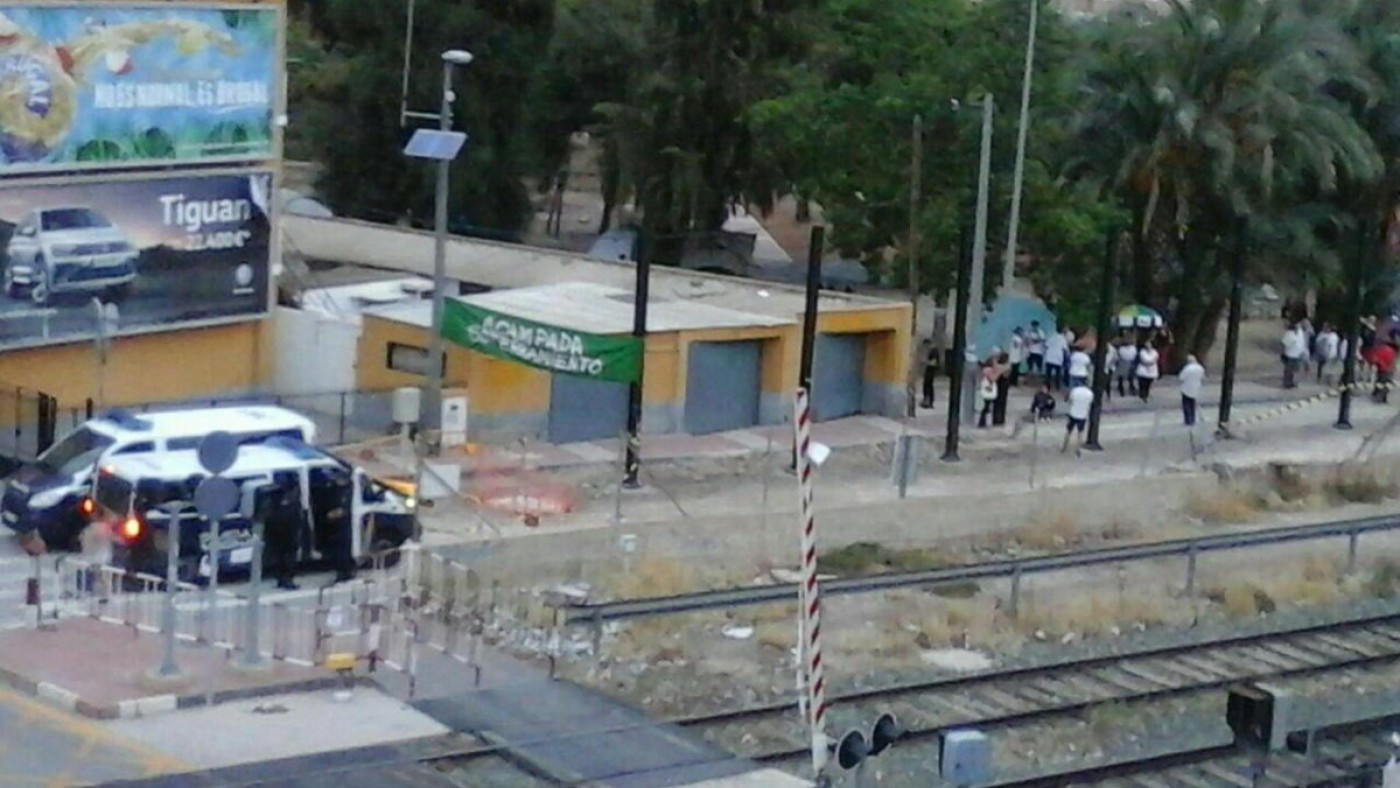 Unidades de la Policía Nacional junto a las vías del tren