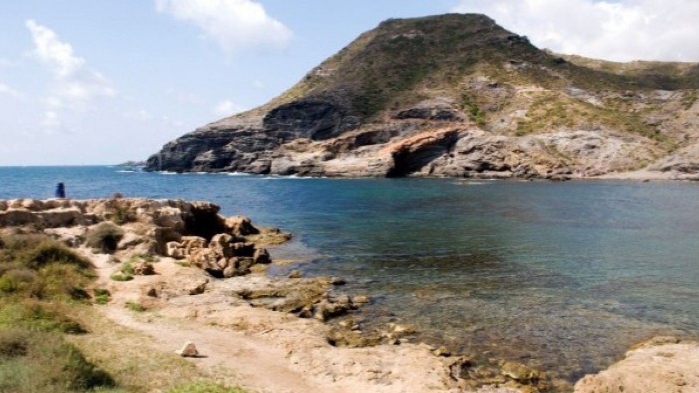 Cartagena prohíbe el baño en Cala Reona por un episodio de contaminación del agua