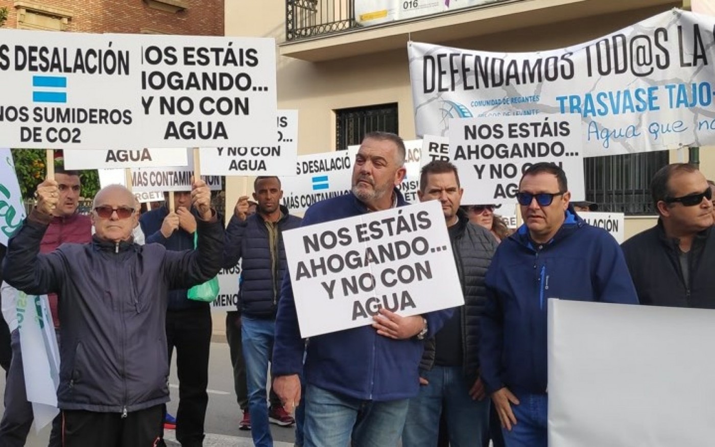 GALERÍA | Protesta de los regantes frente a la Delegación del Gobierno