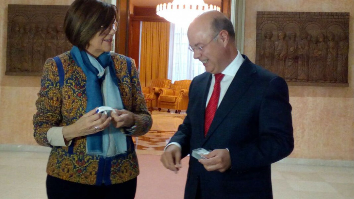 Carrillo entrega la pulsera con los Presupuestos a la presidenta de la Asamblea, Rosa Peñalver