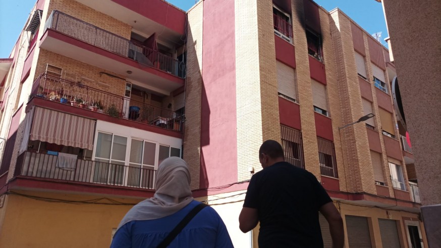 Buscan al autor del incendio de una vivienda en Lorca con una mujer y 7 niños dentro
