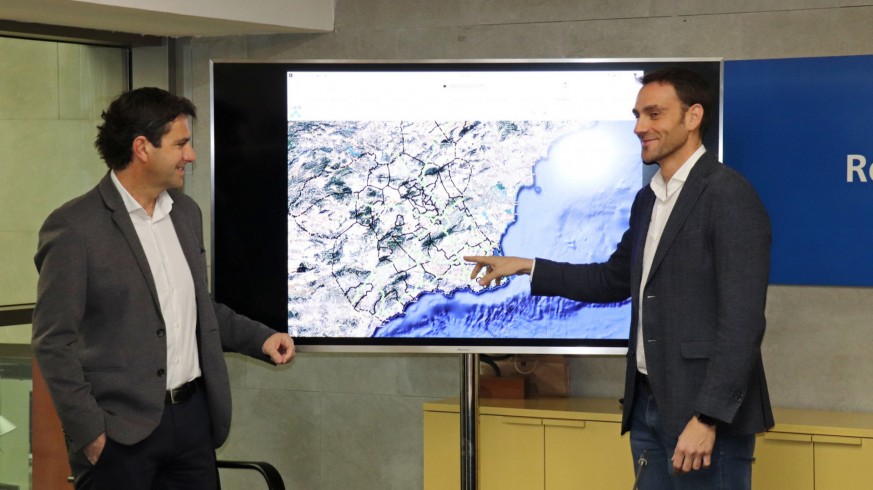 A la derecha, Juan José Almela, director de Telecomunicaciones presentando el mapa de banda ancha en la Región