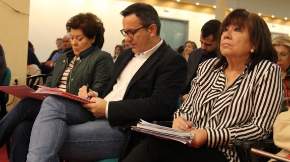 El secretario general del PSRM-PSOE, Diego Conesa (centro) y Cristina Narbona (dcha.). Foto PSRM