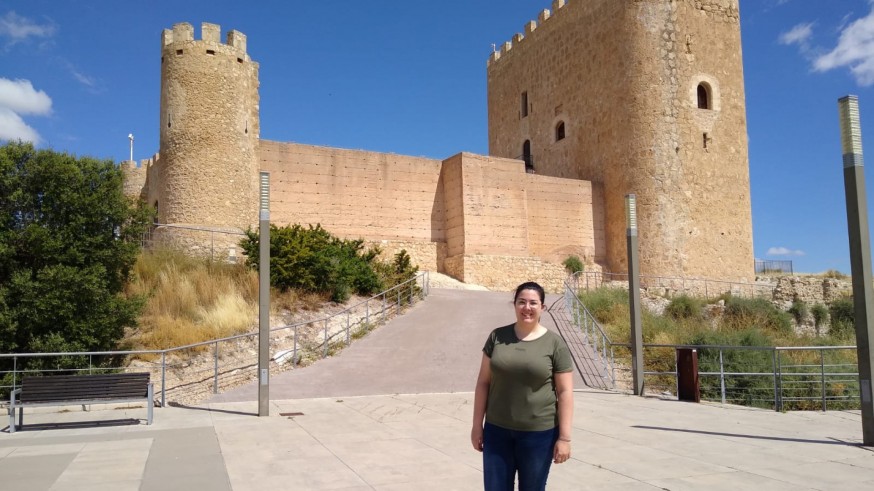 La concejala de Turismo frente al Castillo de Jumilla 