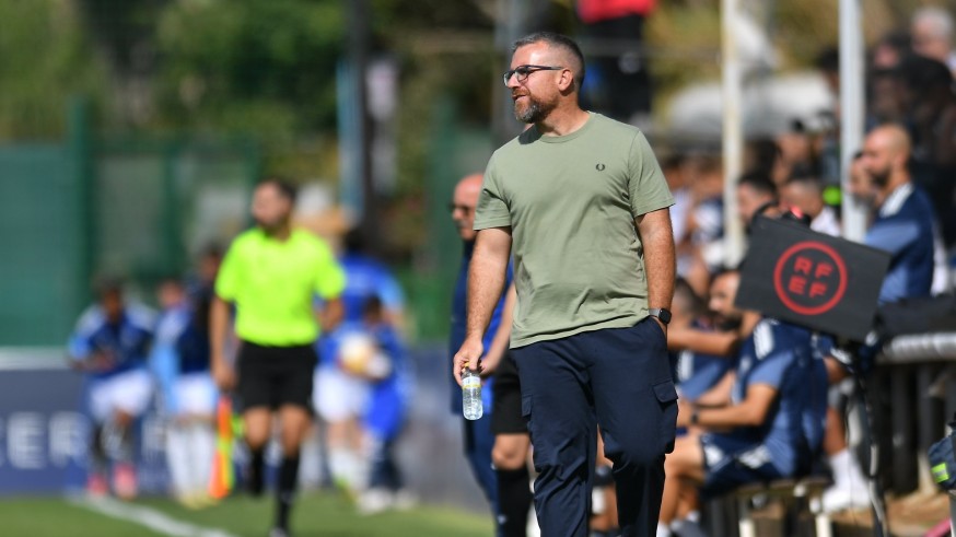 El técnico durante el partido en Marbella. FC CARTAGENA