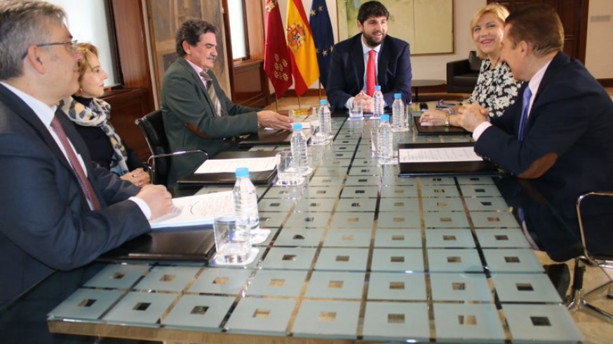López Miras junto a la dirección de Cruz Roja en la Región