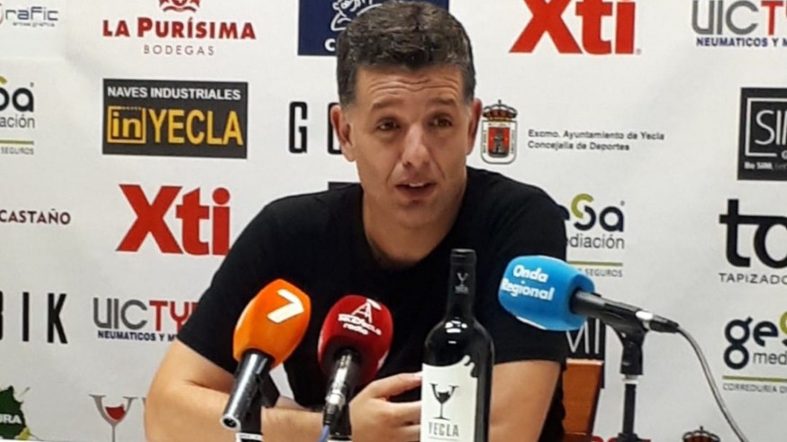 Alejandro Sandroni, en una rueda de prensa. Foto: Yeclano Deportivo
