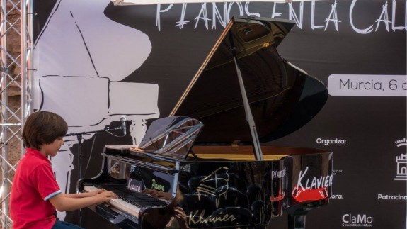 VIVA LA RADIO. En camisa de once varas. Pianos en la calle desafiará la paciencia del público con Erik Satie
