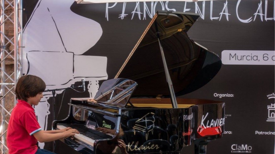 VIVA LA RADIO. En camisa de once varas. Pianos en la calle desafiará la paciencia del público con Erik Satie