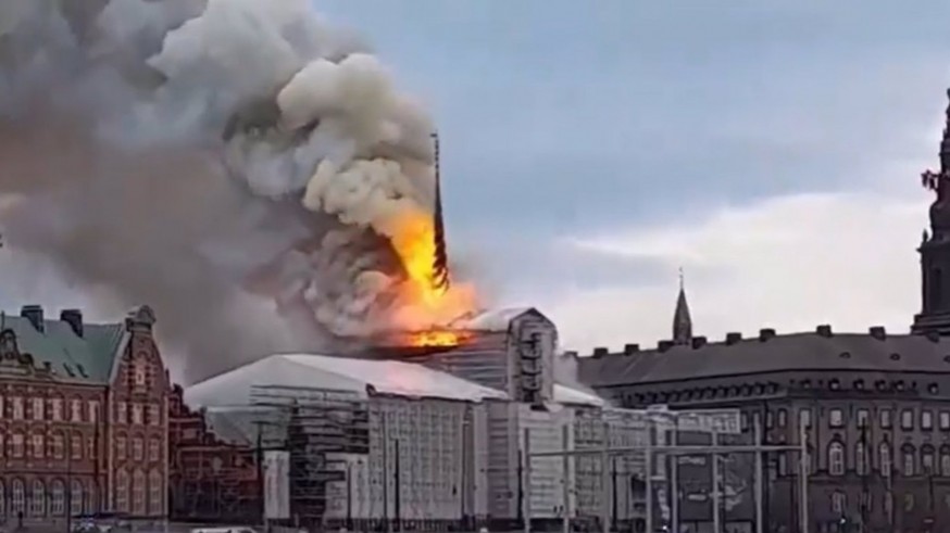  "400 años de patrimonio danés están en llamas": Incendio en la histórica Bolsa de Copenhague
