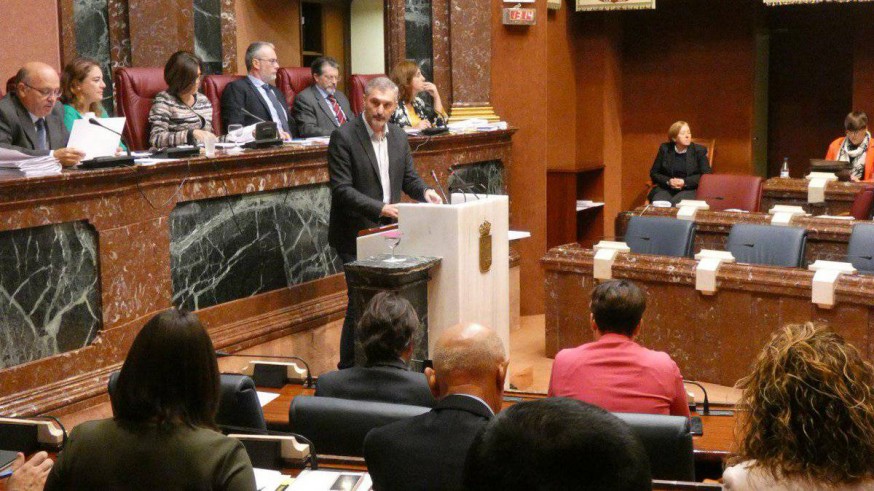 Urralburu, durante su intervención en la Asamblea