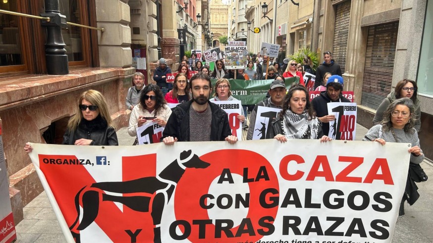 Colectivos animalistas y ecologistas exigen el fin del maltrato animal y la exclusión de los perros de caza de la Ley de Bienestar Animal