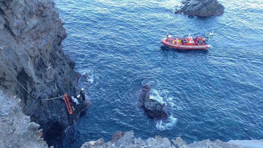 Rescate de la mujer en un acantilado en Cabo de Palos.