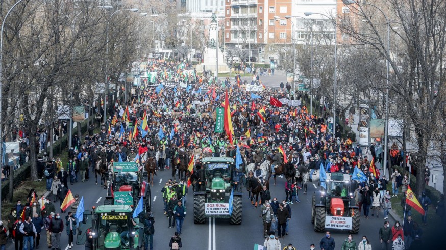 Miles de personas se manifiestan en Madrid contra las leyes que afectan al mundo rural