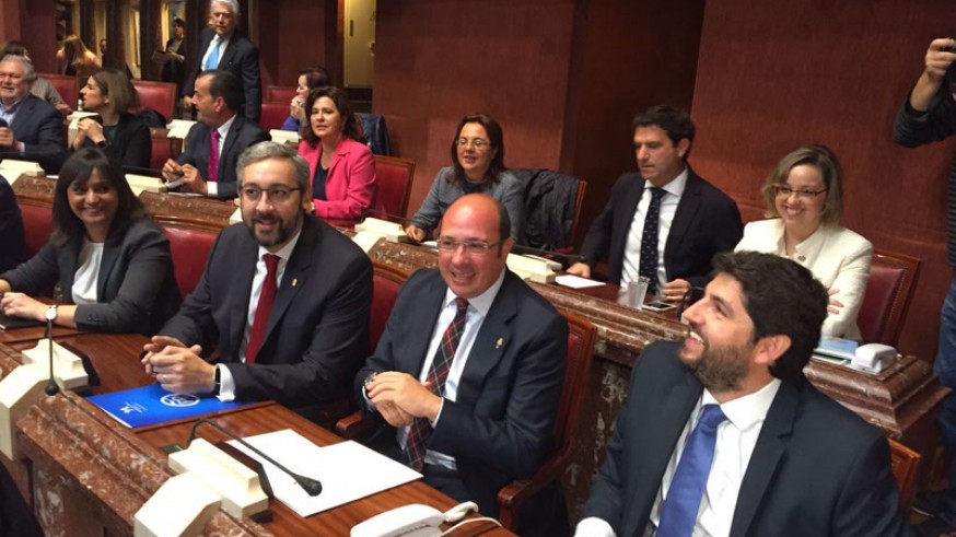 Sánchez junto a López Miras en el reciente debate de investidura