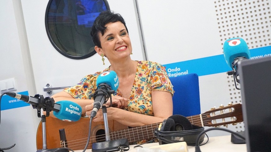 Nos visita la cantautora y maestra de música María Sabater, que mañana actúa en La Puerta Falsa