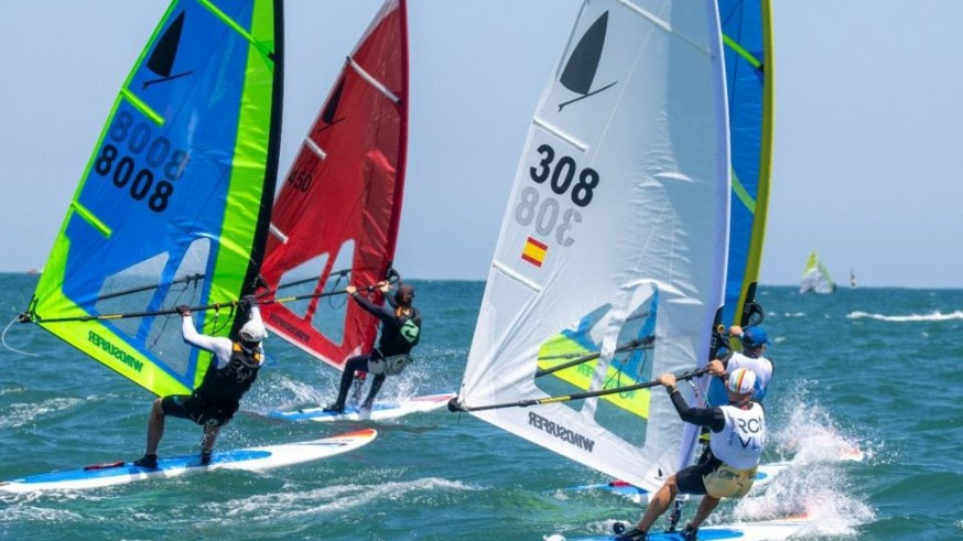 El Mar Menor recupera su esencia con la MUWIW Murcia Cup: una batalla de velas de colores y espíritu retro