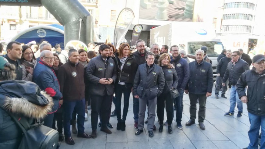 López Miras acompañado por el consejero de Agricultura y miembros del PP