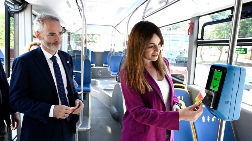 La alcaldesa de Murcia y el rector de la UMU hacen uso de las nuevas máquinas validadoras. AYTO MURCIA