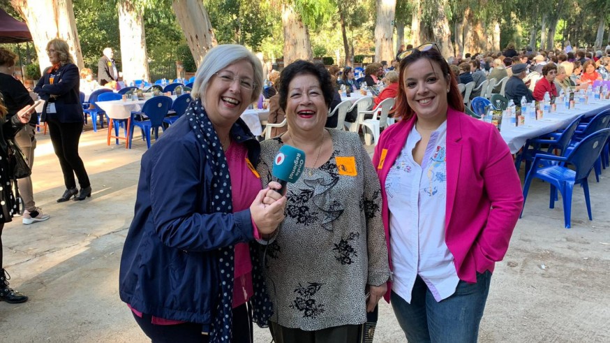 Juana Pérez junto a las organizadoras del encuentro en Abarán 