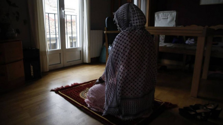 Una mujer musulmana reza en su casa (archivo). EUROPA PRESS
