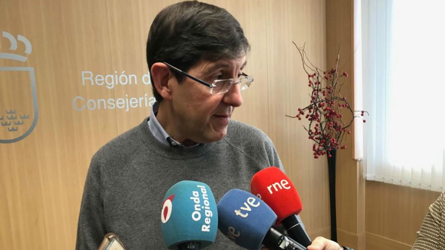 El consejero recibe al presidente autonómico de Cruz Roja en la Región, Faustino Herrero