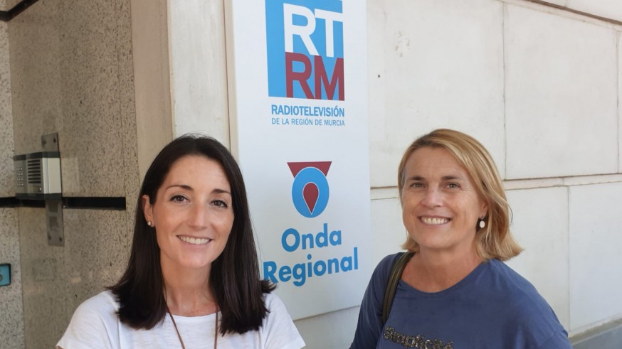 Elvira Sánchez y Cristina Valdés en los estudios de Onda Regional 