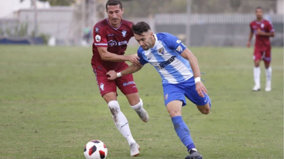 Manolo presiona a un rival en el Malagueño-Jumilla