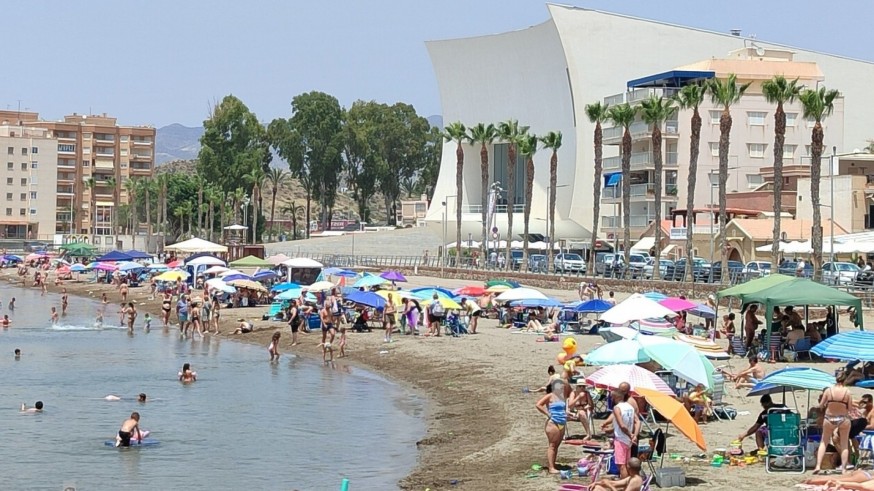 Hoteles al 90 % y cartel de completo en algunos: la playa triunfa en el puente