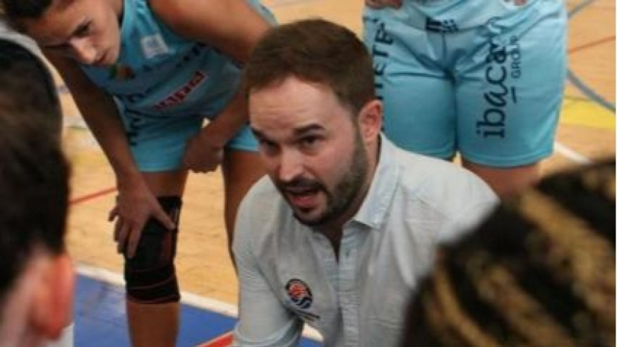 Alberto Antuña, entrenador de baloncesto femenino que ha ganado el bronce en el Afrobasket