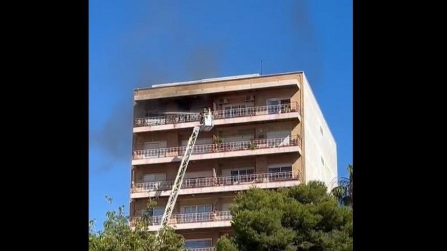 Atendidas 3 personas en un incendio declarado en la última planta de un edificio de Cartagena 