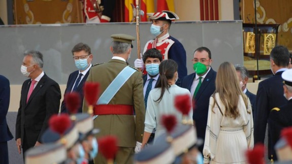 López Miras saluda a SSMM los Reyes en el desfile de la Fiesta Nacional. CARM