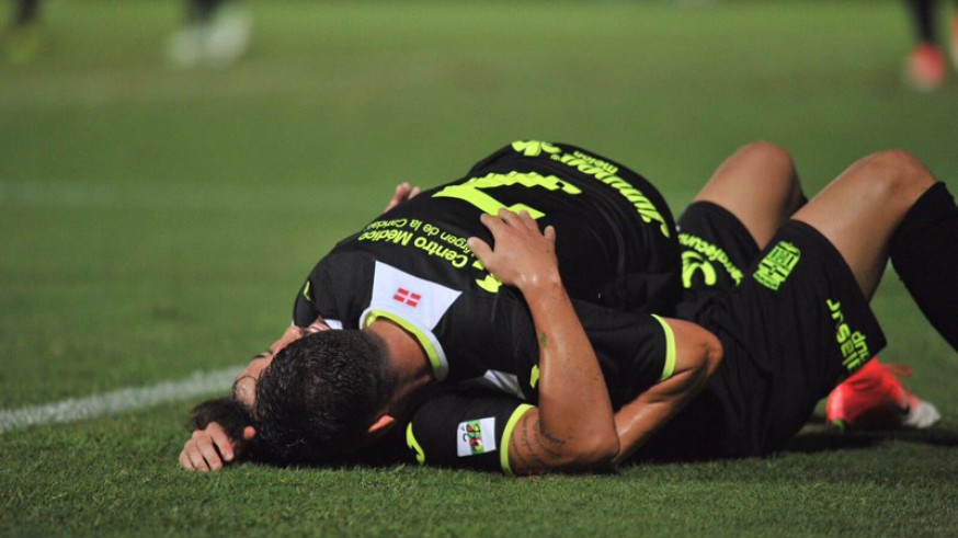 Abrazo entre Poley y Álvaro González (foto: FC Cartagena)