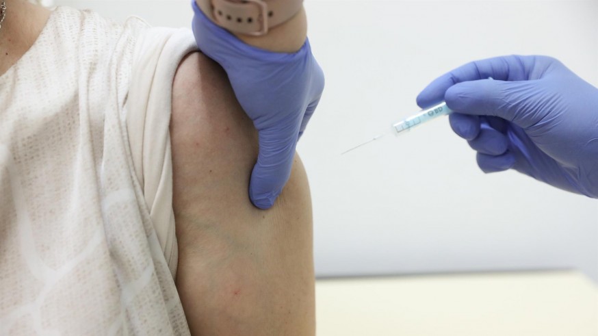 Una persona recibe la vacuna de Moderna contra el Covid-19
