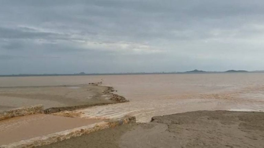 El Mar Menor está recibiendo aportes de las escorrentías.