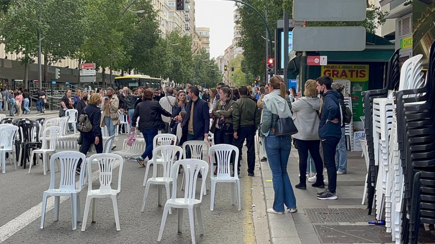 Afectados por el descontrol en la venta de sillas para el Entierro de la Sardina cortan al tráfico la Gran Vía de Murcia
