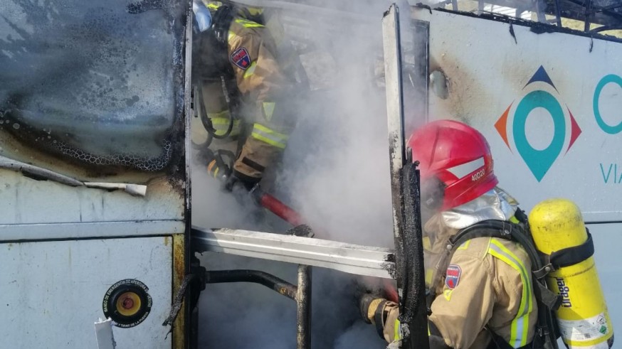 Arde en Águilas el autobús que llevaba a las alevines de balonmano