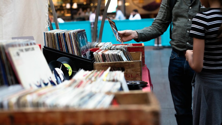 Cajones con discos de vinilo