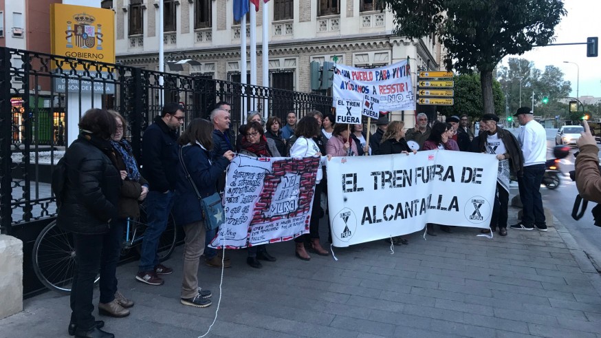 Conesa se compromete a estudiar la viabilidad de soterrar las vías del Corredor Mediterráneo a su paso por Alcantarilla