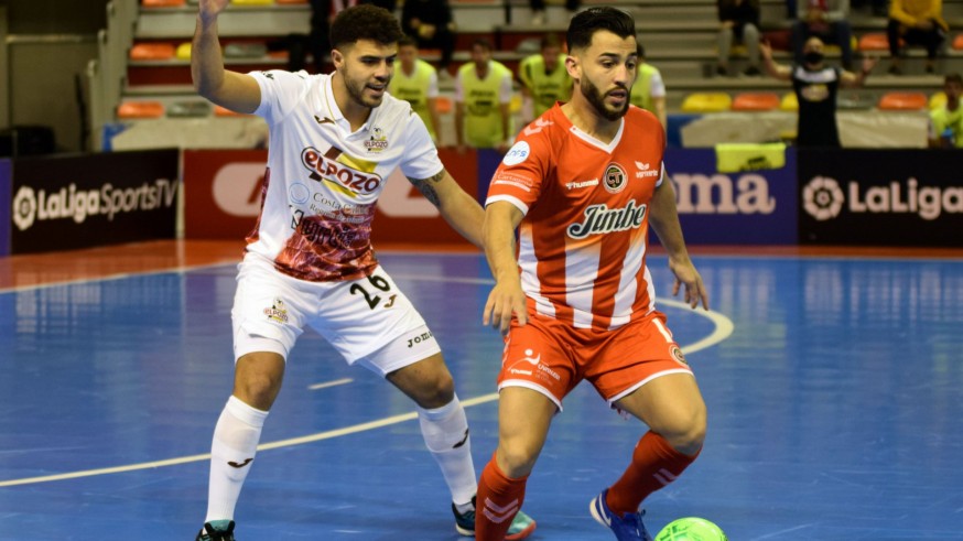 Waltinho controla un balón ante la presión de Matteus