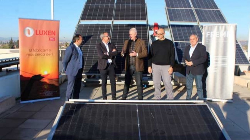 Luxen Solar dona a la FREMM 18 módulos fotovoltaicos de alta tecnología