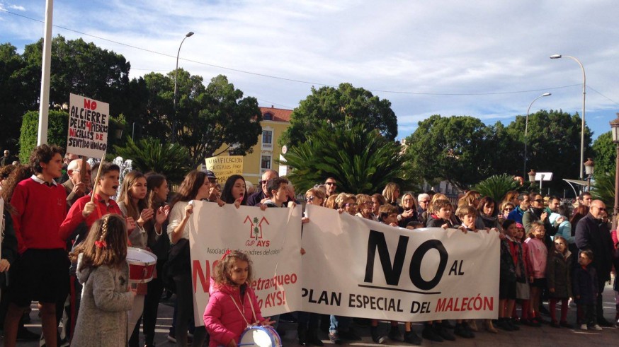 Manifestación de los vecinos frente al Ayuntamiento de Murcia 