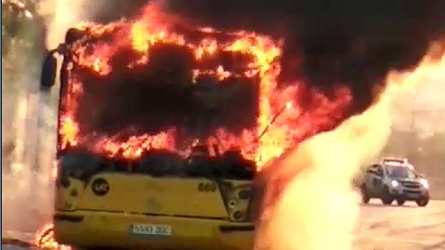 Arde un autobús en una urbanización de Molina