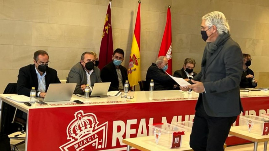 El Real Murcia saca adelante sus cuentas, con la oposición de Mauricio García de la Vega 
