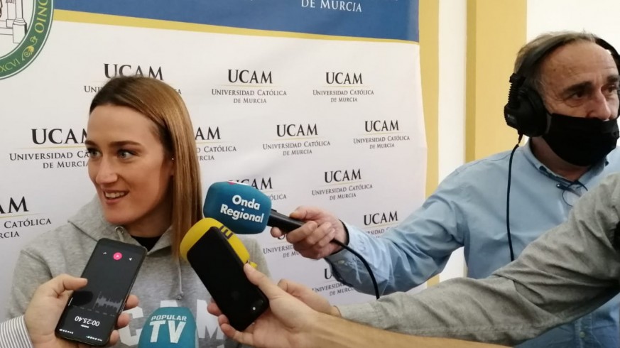 Mireia Belmonte atiende a los medios en la UCAM